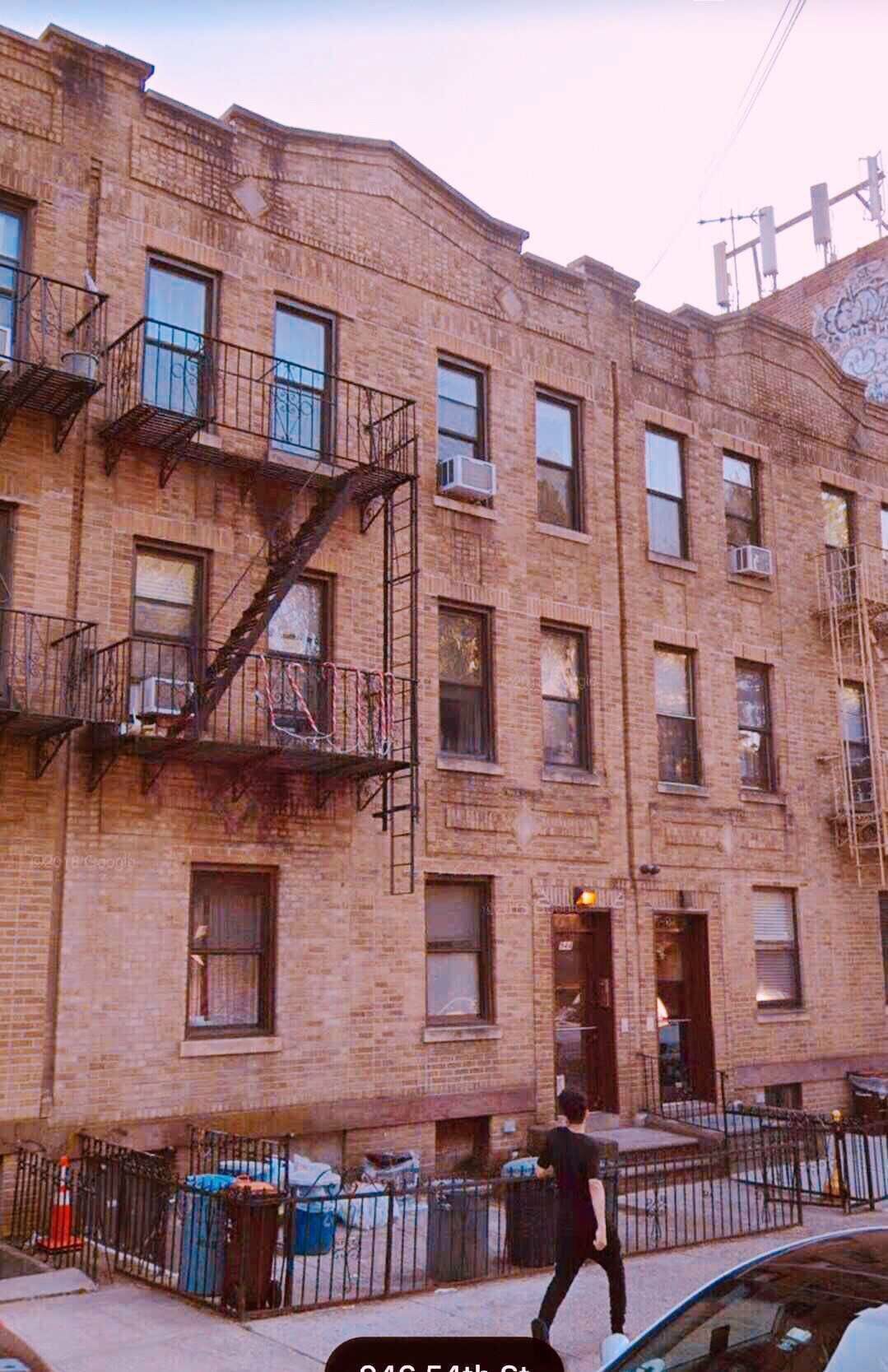 944 54th St. 特大6家庭相连砖屋出售。三层加半土库。