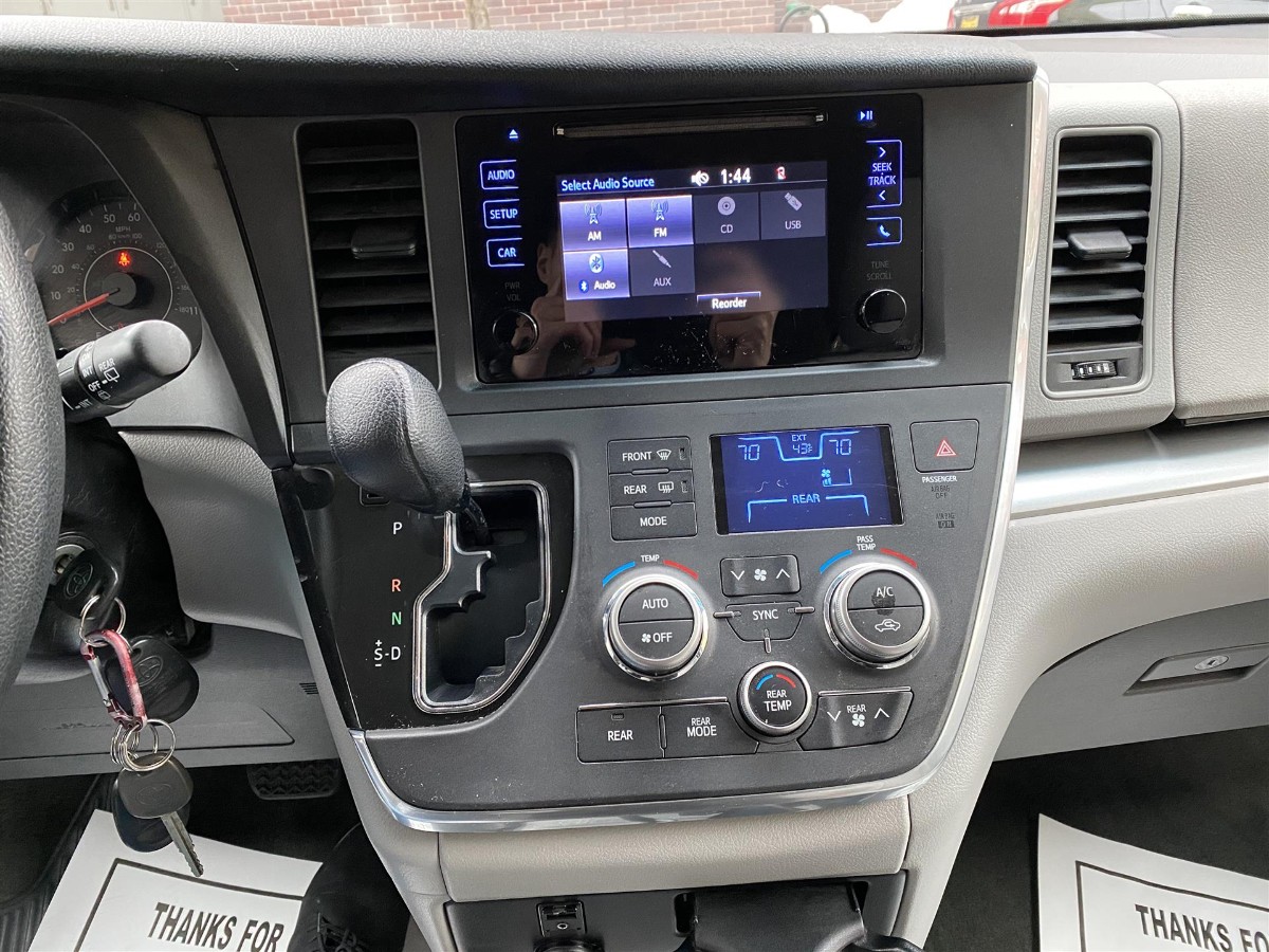2017 Toyota Sienna L 只开了51000 miles , 无事故记录， 有倒车摄像头