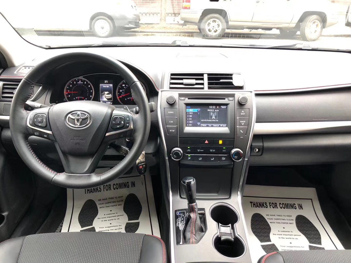 2017 Toyota Camry SE 运动版 座椅是半皮 半布的哦 开了25000 miles 实惠家用代步